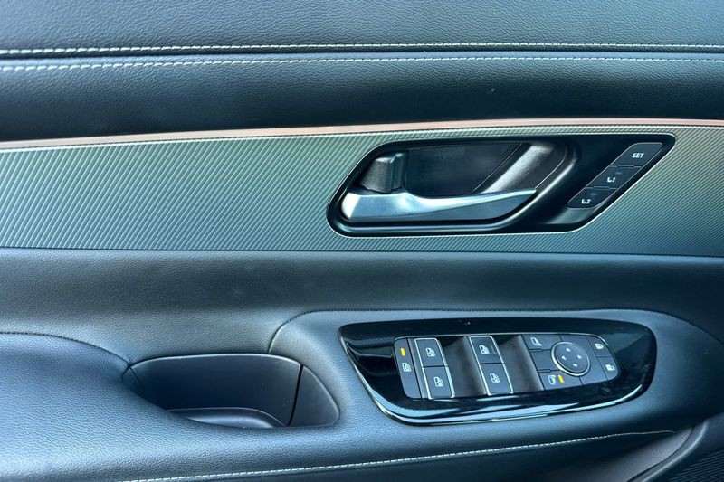 Nissan Murano Vehicle Full-screen Gallery Image 11