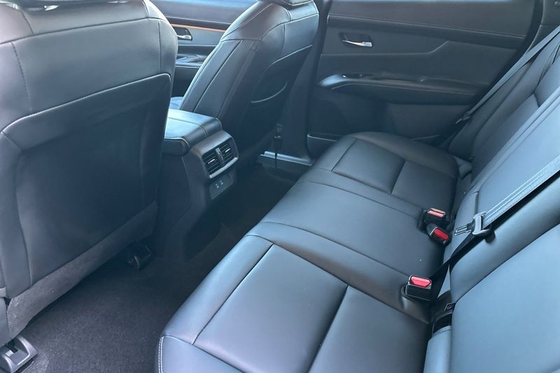 Nissan Murano Vehicle Full-screen Gallery Image 14