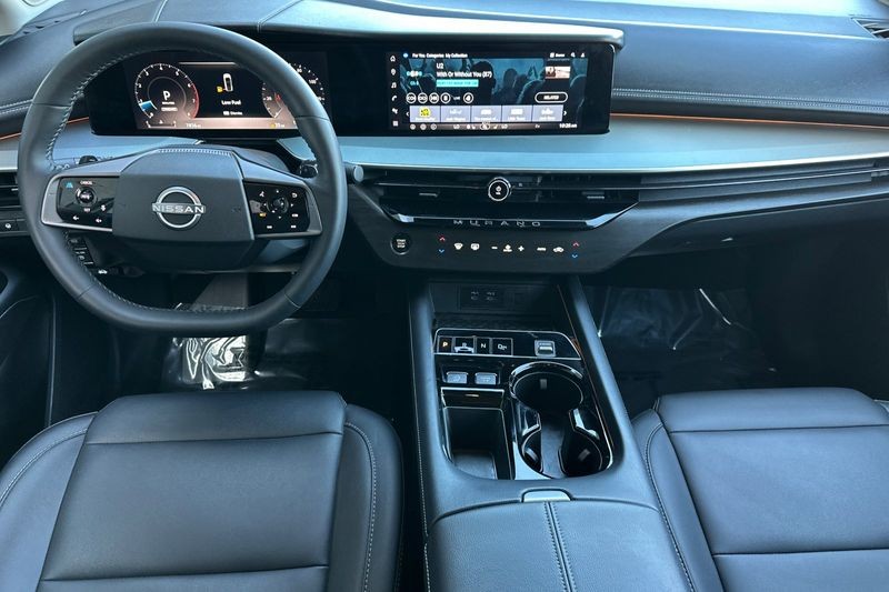 Nissan Murano Vehicle Full-screen Gallery Image 15