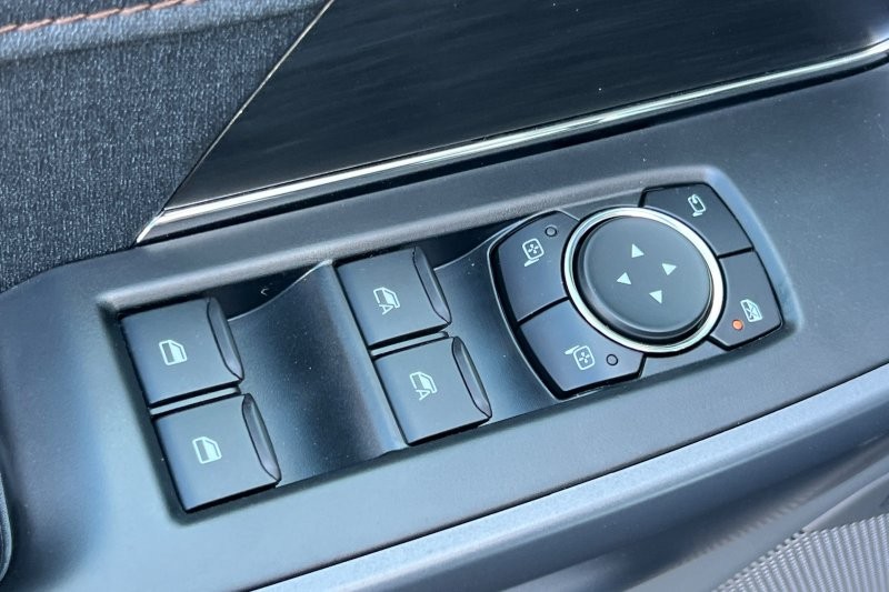 Ford F-150 Vehicle Full-screen Gallery Image 11