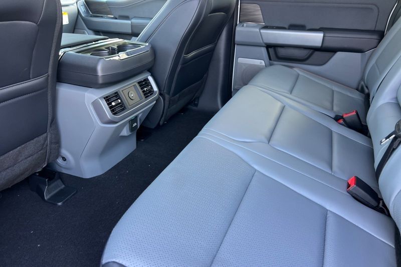 Ford F-150 Vehicle Full-screen Gallery Image 12