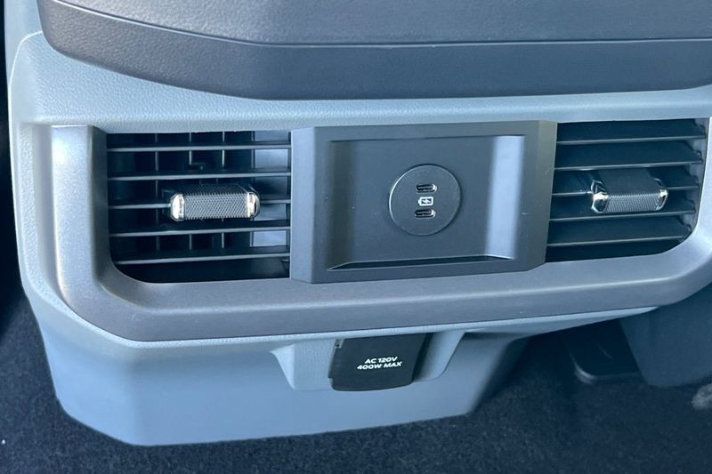 Ford F-150 Vehicle Full-screen Gallery Image 13