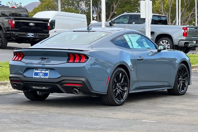 Ford Mustang Vehicle Full-screen Gallery Image 03