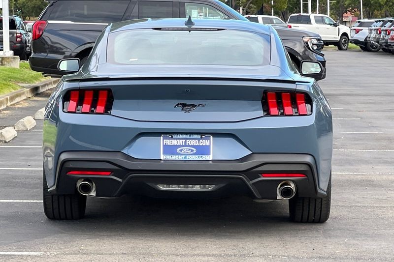 Ford Mustang Vehicle Full-screen Gallery Image 04