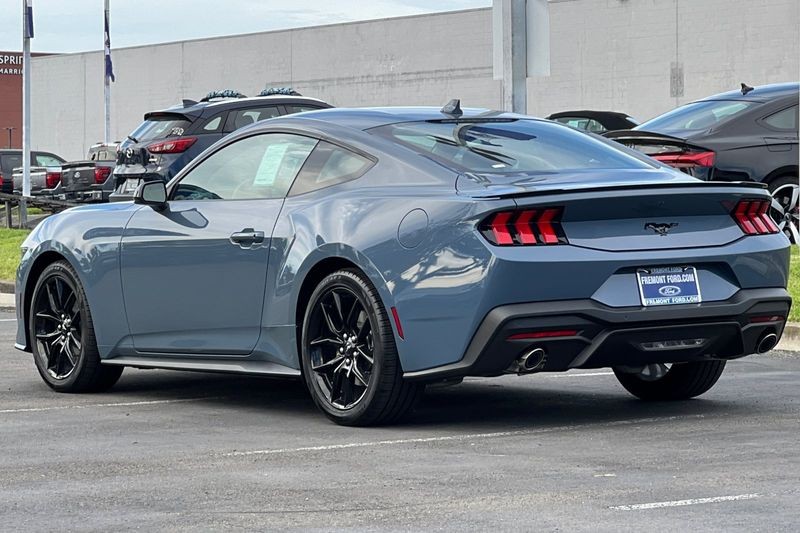 Ford Mustang Vehicle Full-screen Gallery Image 05