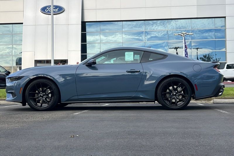 Ford Mustang Vehicle Full-screen Gallery Image 06
