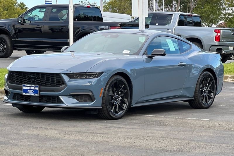 Ford Mustang Vehicle Full-screen Gallery Image 07
