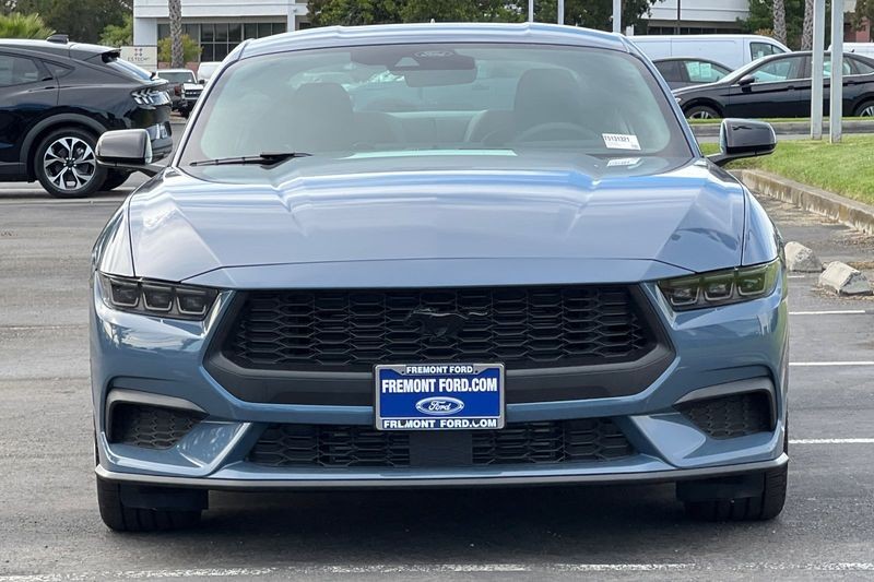 Ford Mustang Vehicle Full-screen Gallery Image 08