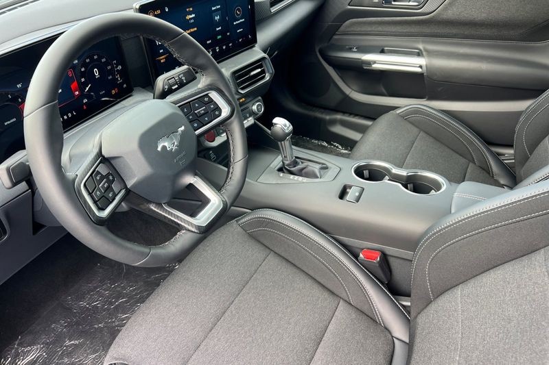 Ford Mustang Vehicle Full-screen Gallery Image 09