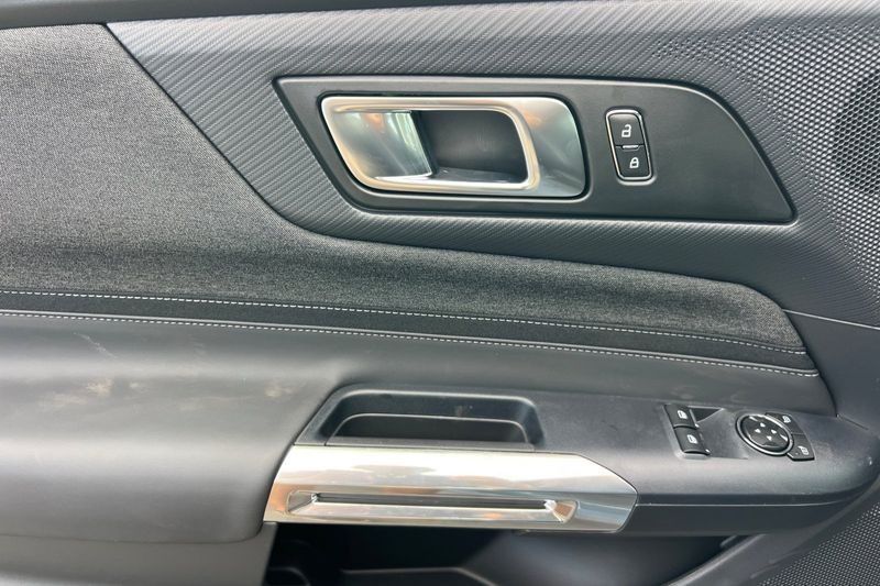 Ford Mustang Vehicle Full-screen Gallery Image 10