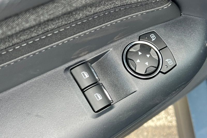 Ford Mustang Vehicle Full-screen Gallery Image 11