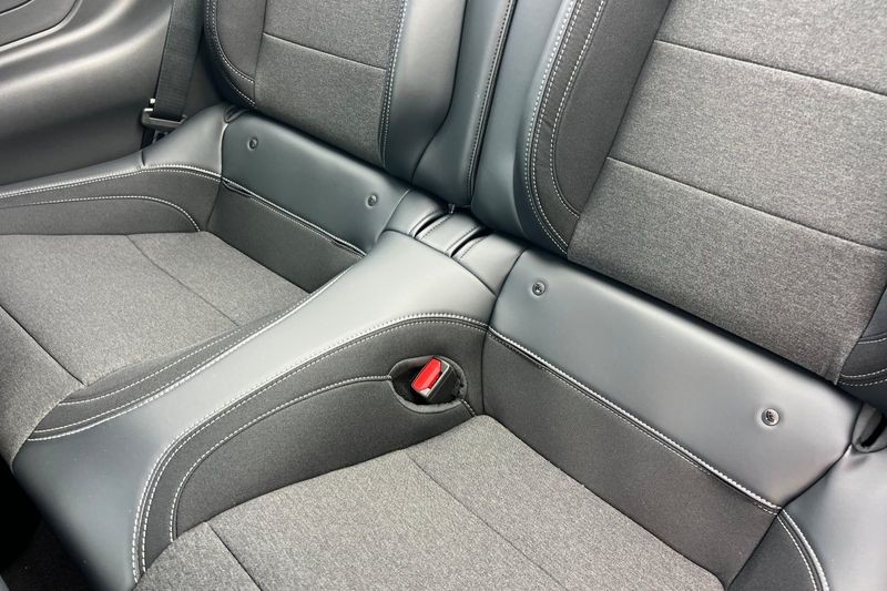 Ford Mustang Vehicle Full-screen Gallery Image 12