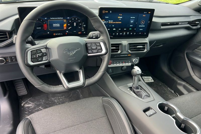 Ford Mustang Vehicle Full-screen Gallery Image 13