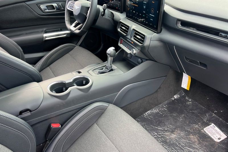 Ford Mustang Vehicle Full-screen Gallery Image 15