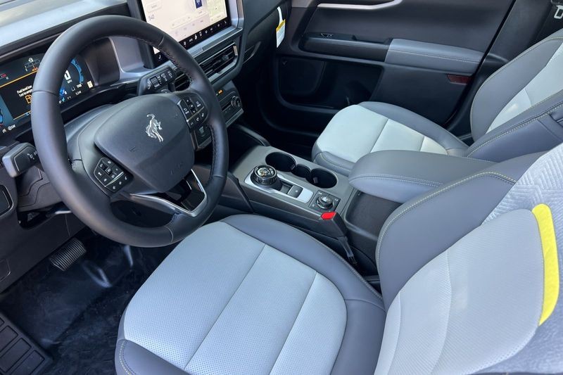 Ford Bronco Sport Vehicle Full-screen Gallery Image 09