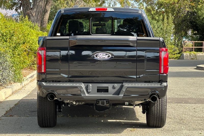 Ford F-150 Vehicle Full-screen Gallery Image 04