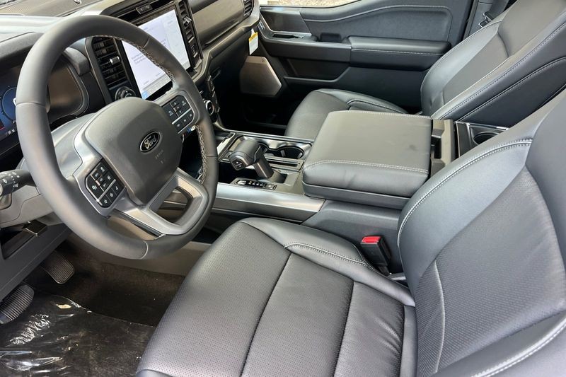 Ford F-150 Vehicle Full-screen Gallery Image 09