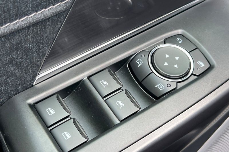 Ford F-150 Vehicle Full-screen Gallery Image 11