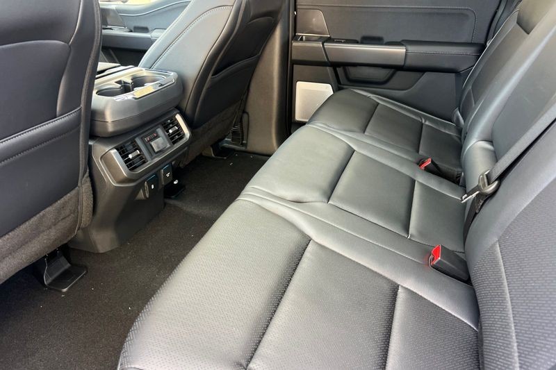 Ford F-150 Vehicle Full-screen Gallery Image 12