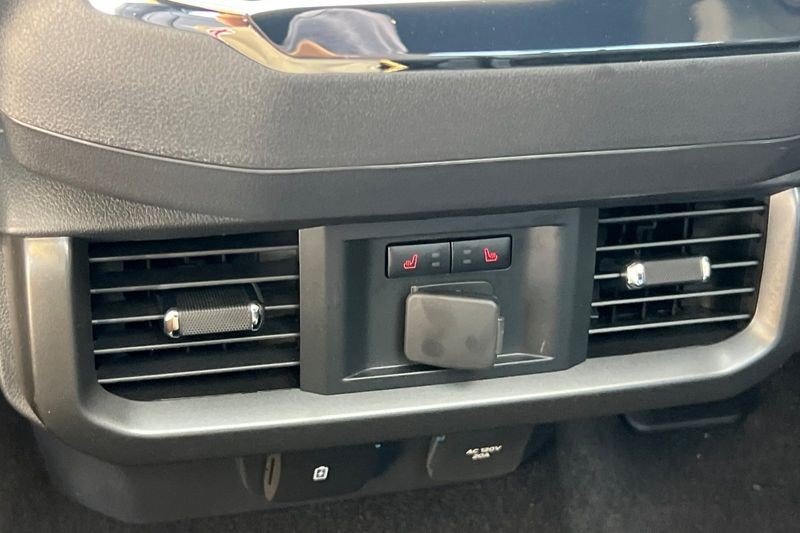 Ford F-150 Vehicle Full-screen Gallery Image 13