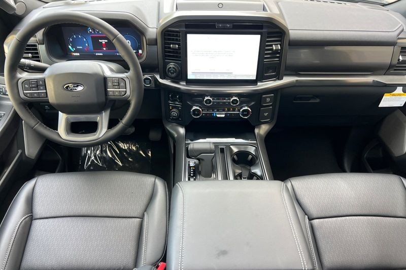 Ford F-150 Vehicle Full-screen Gallery Image 14