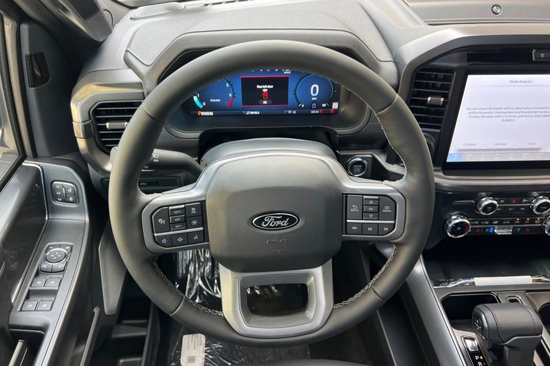 Ford F-150 Vehicle Full-screen Gallery Image 15