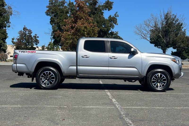 Toyota Tacoma Vehicle Full-screen Gallery Image 02
