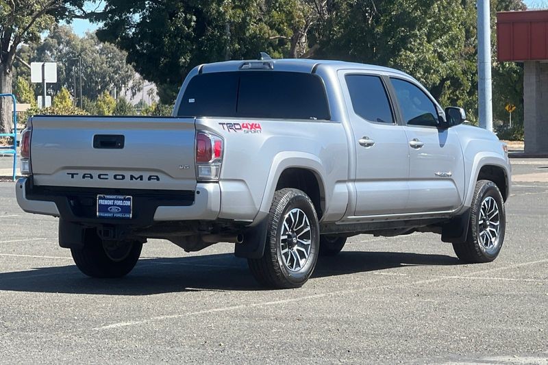 Toyota Tacoma Vehicle Full-screen Gallery Image 03