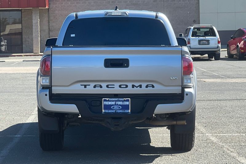 Toyota Tacoma Vehicle Full-screen Gallery Image 04