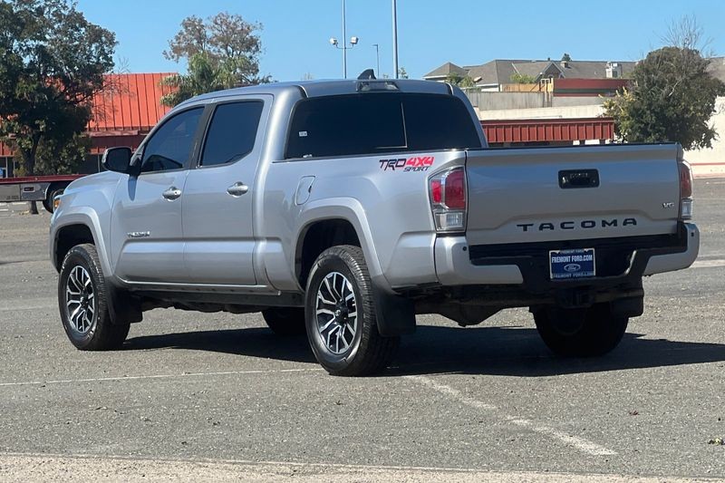 Toyota Tacoma Vehicle Full-screen Gallery Image 05