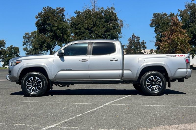 Toyota Tacoma Vehicle Full-screen Gallery Image 06