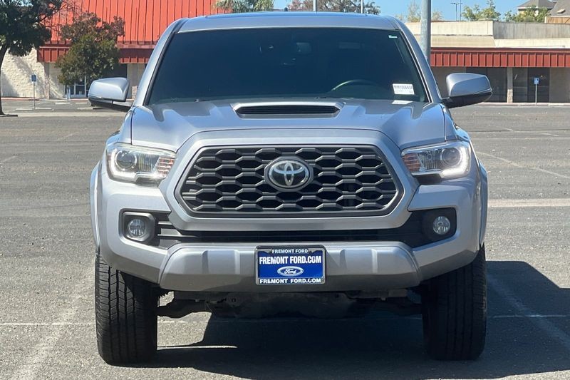 Toyota Tacoma Vehicle Full-screen Gallery Image 08