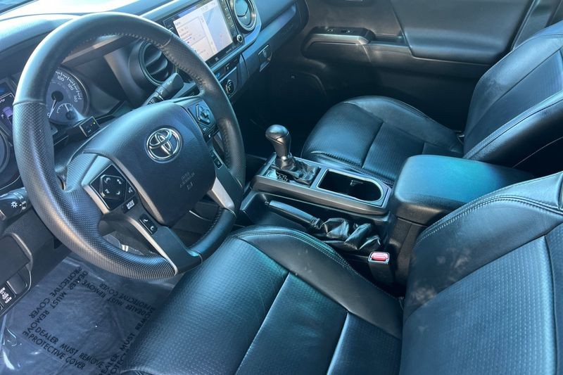 Toyota Tacoma Vehicle Full-screen Gallery Image 09