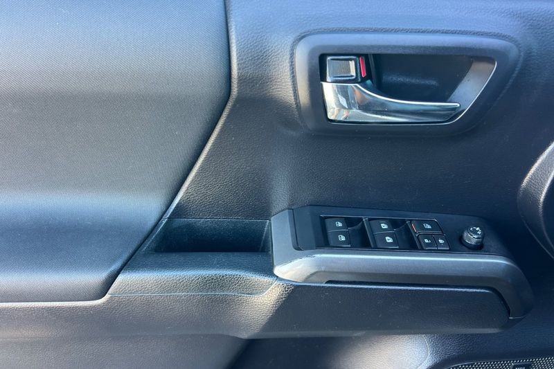 Toyota Tacoma Vehicle Full-screen Gallery Image 10