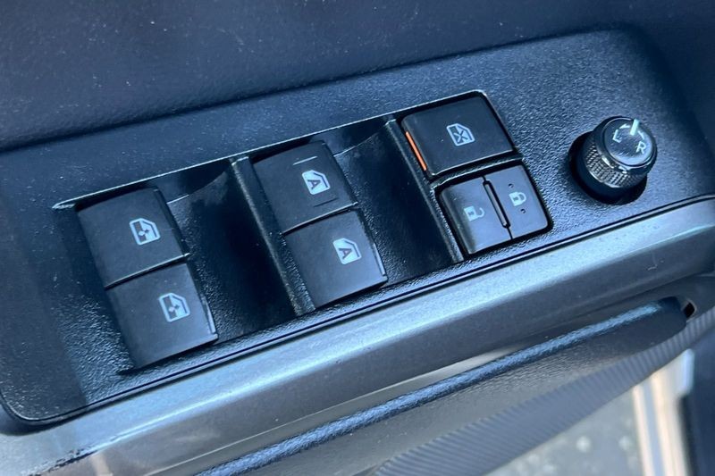 Toyota Tacoma Vehicle Full-screen Gallery Image 11