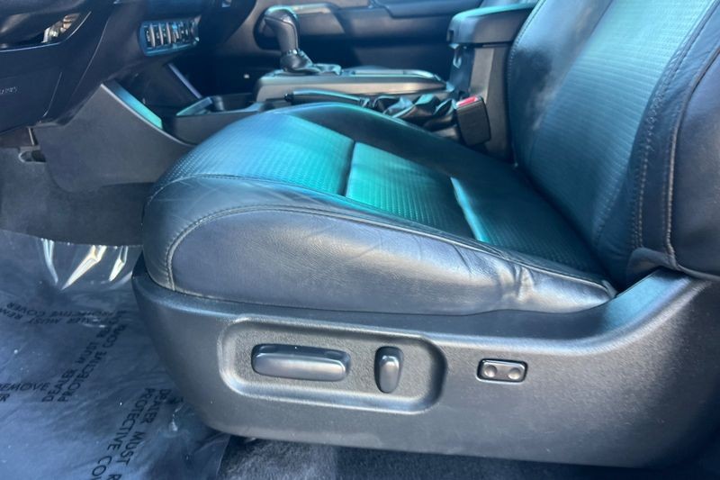 Toyota Tacoma Vehicle Full-screen Gallery Image 12
