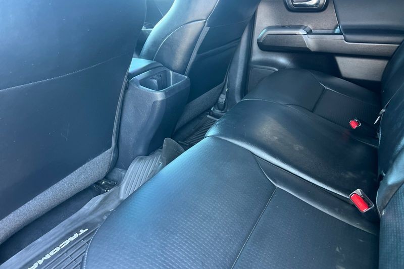 Toyota Tacoma Vehicle Full-screen Gallery Image 13