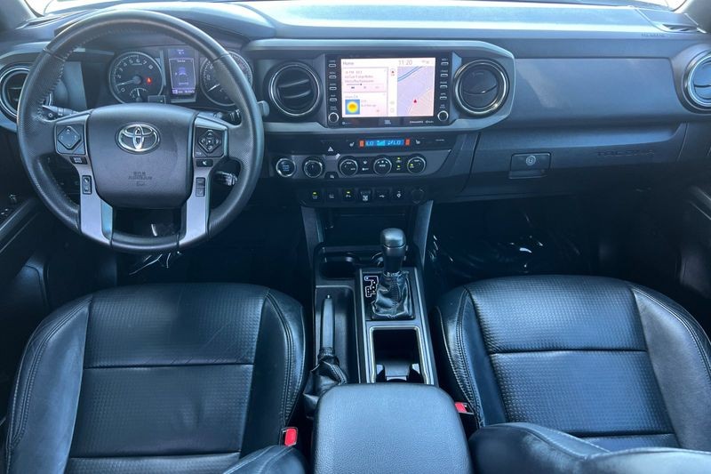 Toyota Tacoma Vehicle Full-screen Gallery Image 14