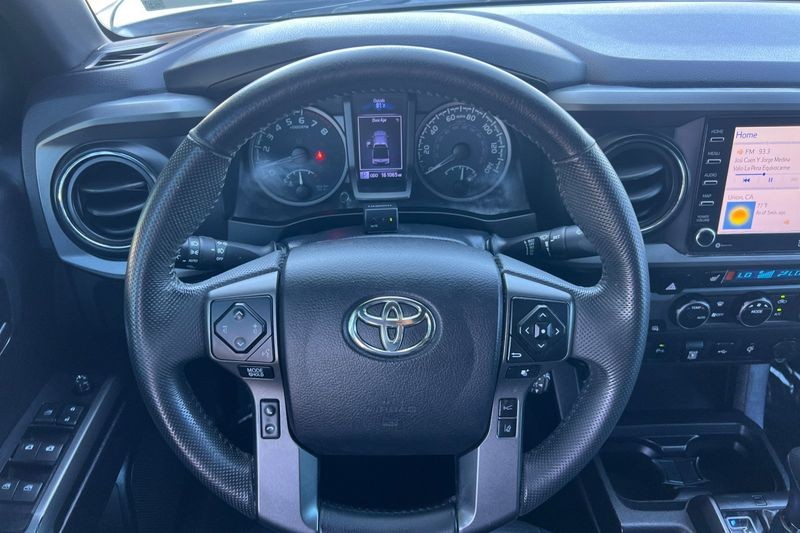 Toyota Tacoma Vehicle Full-screen Gallery Image 15