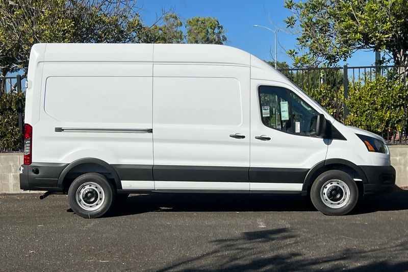 Ford Transit-250 Vehicle Full-screen Gallery Image 02