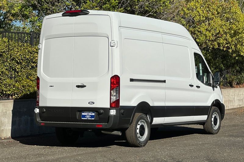 Ford Transit-250 Vehicle Full-screen Gallery Image 03