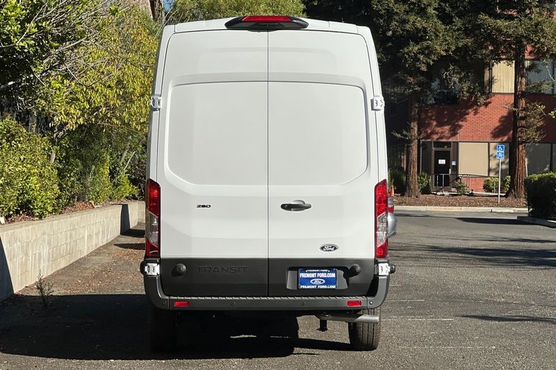 Ford Transit-250 Vehicle Full-screen Gallery Image 04