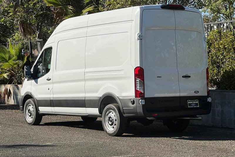 Ford Transit-250 Vehicle Full-screen Gallery Image 05