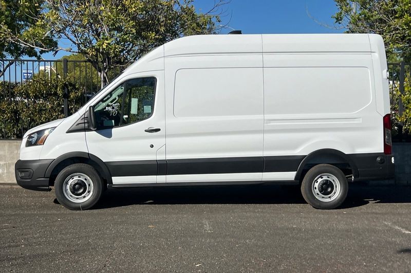 Ford Transit-250 Vehicle Full-screen Gallery Image 06