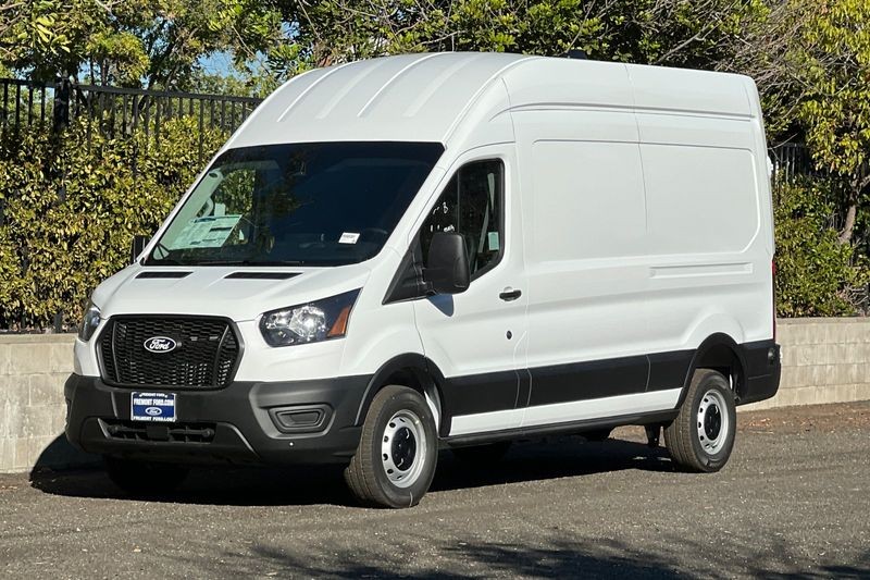 Ford Transit-250 Vehicle Full-screen Gallery Image 07