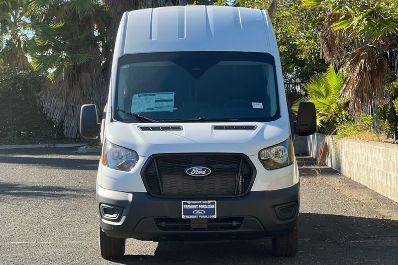 Ford Transit-250 Vehicle Full-screen Gallery Image 08