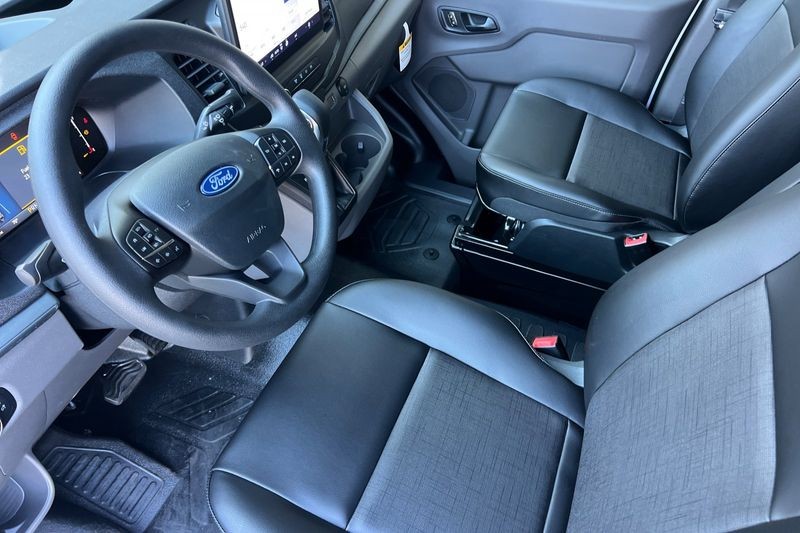 Ford Transit-250 Vehicle Full-screen Gallery Image 09