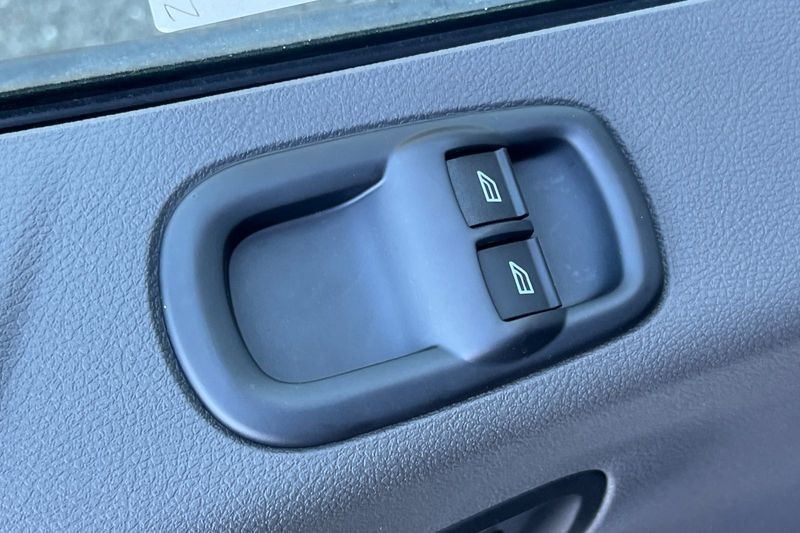 Ford Transit-250 Vehicle Full-screen Gallery Image 11
