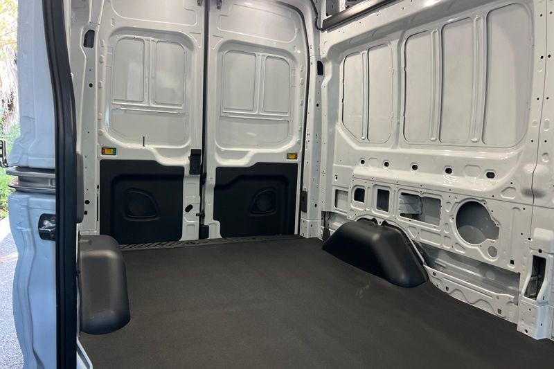 Ford Transit-250 Vehicle Full-screen Gallery Image 12