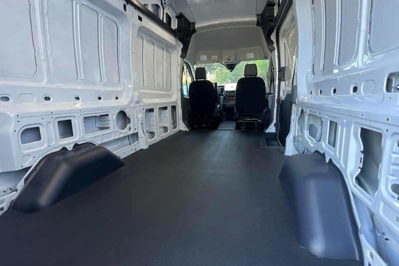 Ford Transit-250 Vehicle Full-screen Gallery Image 15